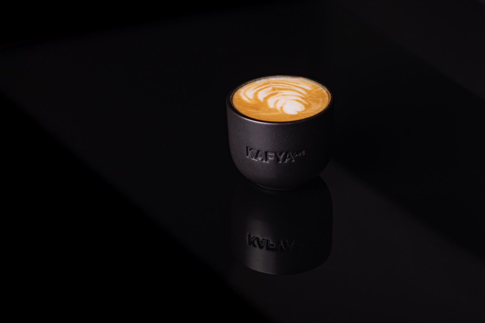 Ceașcă neagră mată Kafya Cafe, cu rozetă desenată în spuma de lapte